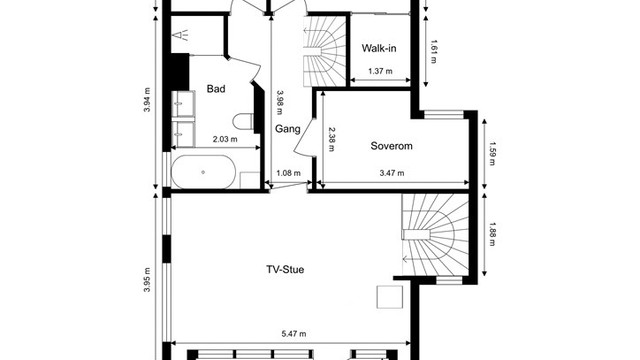 Andre etasje inneholder tre soverom, bad og en ekstra TV-stue med utgang til balkong.