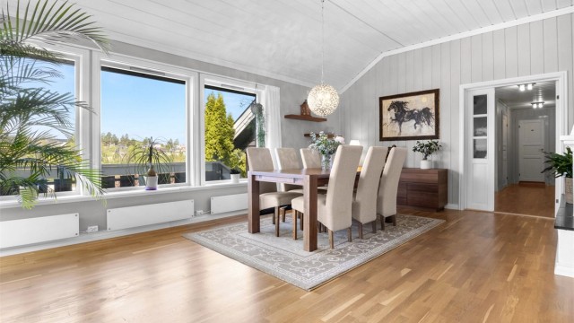 God plass til stort spisebord - så her kan du invitere venner og familie på middag.