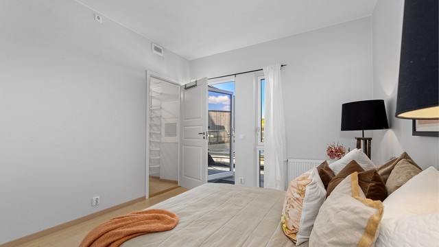 Fra soverommet er det adkomst til en romslig walk-in-garderobe.
