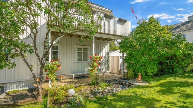 Eiendommen byr på en stor, grønn og velstelt hage med flotte beplantninger og flere hyggelige soner.