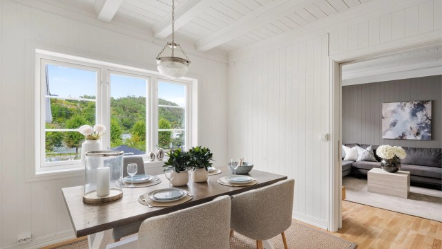 Kirkekleiva 4 A - Leiligheten har romslig kjøkken med god plass for spisebord. Åpen løsning mellom stue og kjøkken som gir en luftig sosial planløsning.
