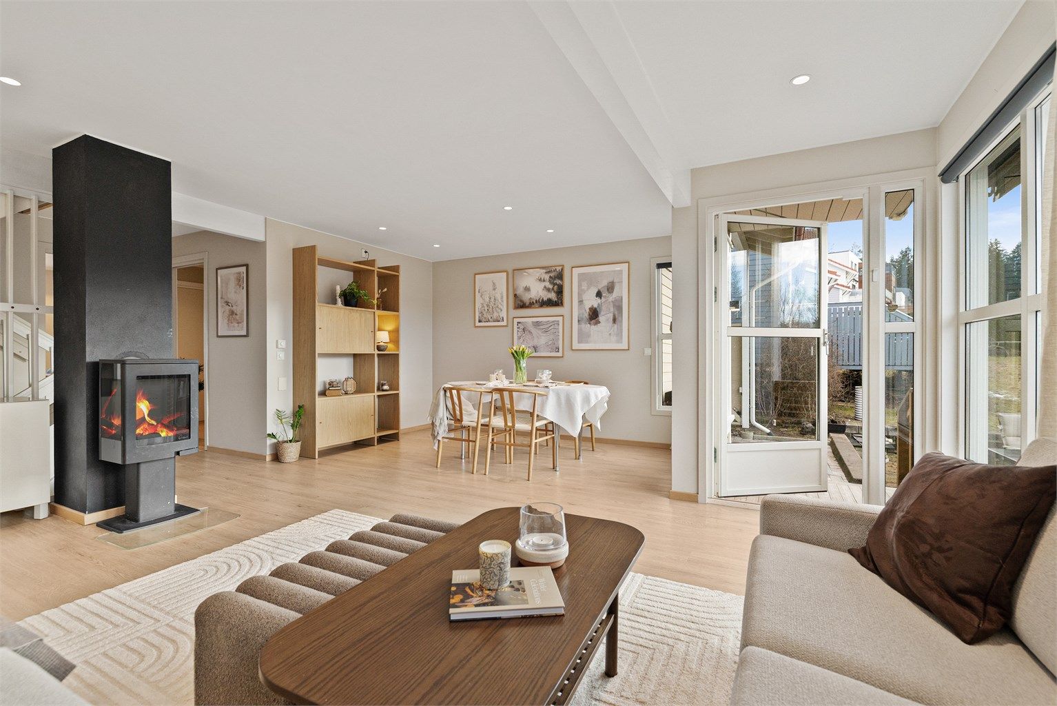 En gjennomført og velholdt eiendom med gode uterom og funksjonelle kvaliteter.