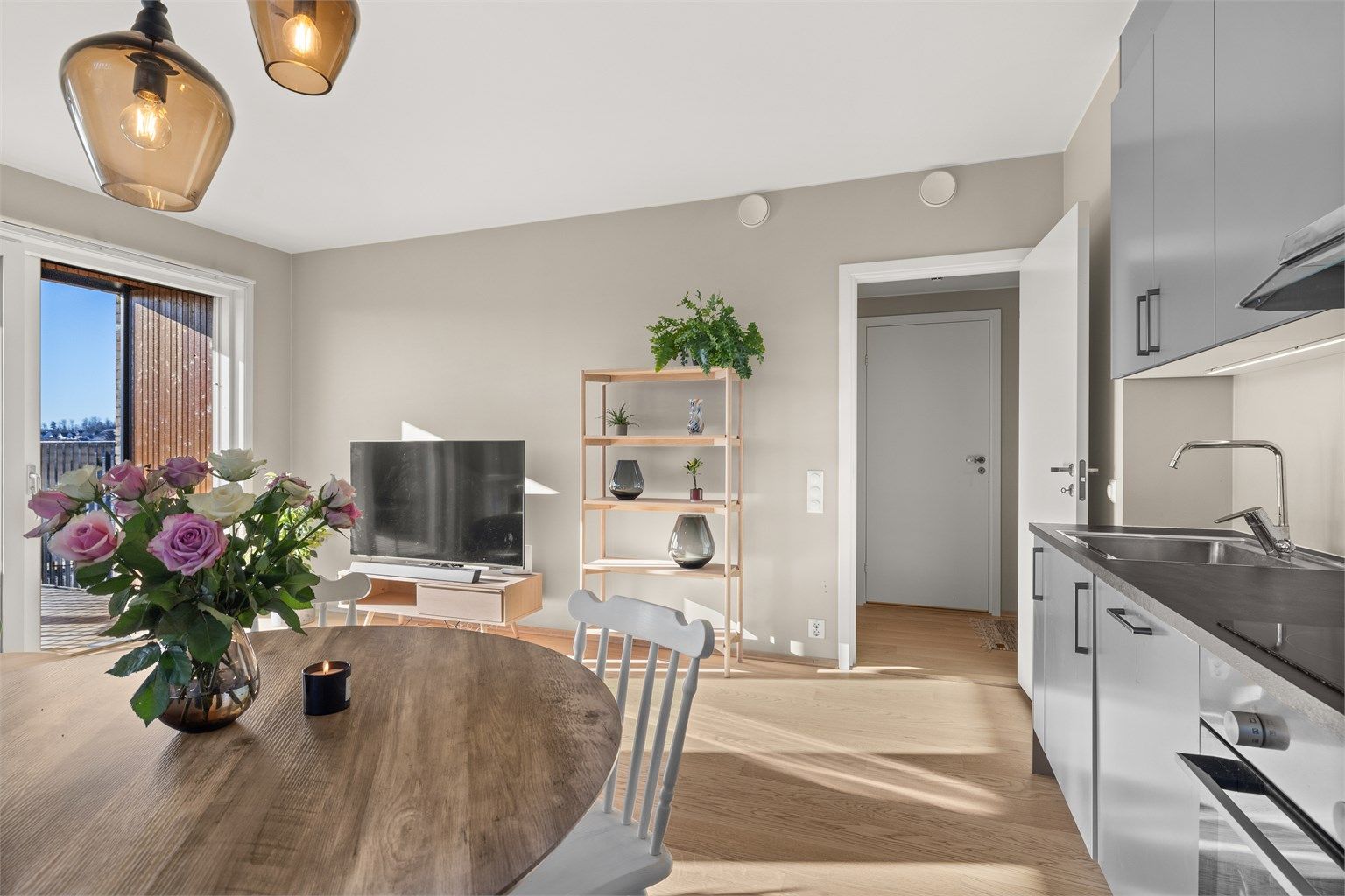 Åpen kjøkkenløsning mot stue.