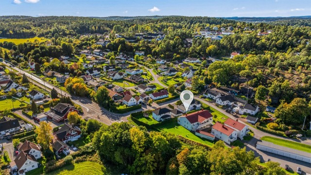 Få meter til bussholdeplassen på Oterbekk med gode forbindelser mot Tønsberg.