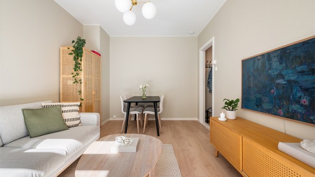 Overflatene er malt i en behagelig og moderne fargetone, og på gulvet er det lagt laminat med gulvvarme.