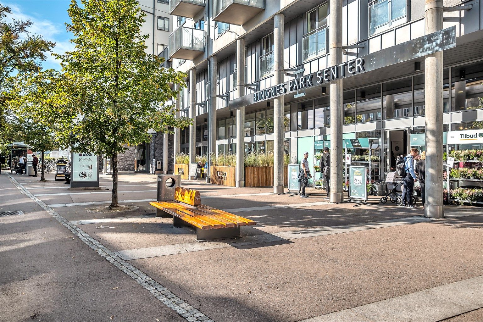 Ringnes park - med et variert servicetilbud med blant annet Meny, apotek, Mester Grønn, Jernia, SATS, samt Ringen Kino.