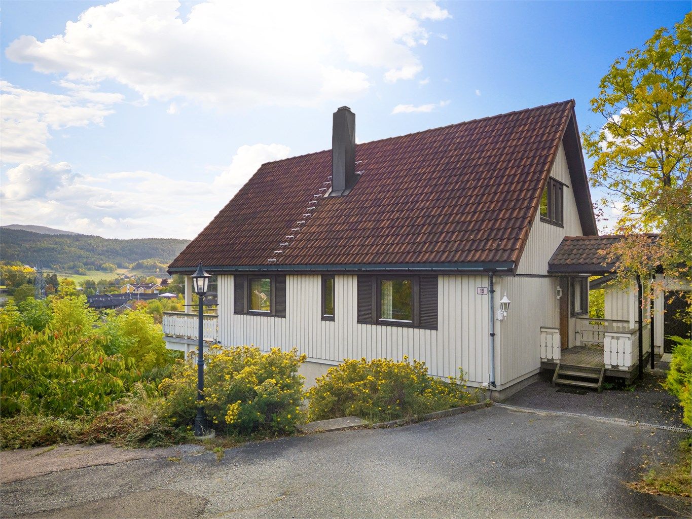 Adkomst via overbygget inngangsparti. Parkering på gårdsplassen.