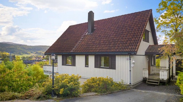 Adkomst via overbygget inngangsparti. Parkering på gårdsplassen.