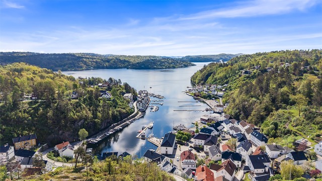 Området byr på kort vei til sjøen og et aktivt båtliv om sommeren. Bilde fra Tvedestrand havn.