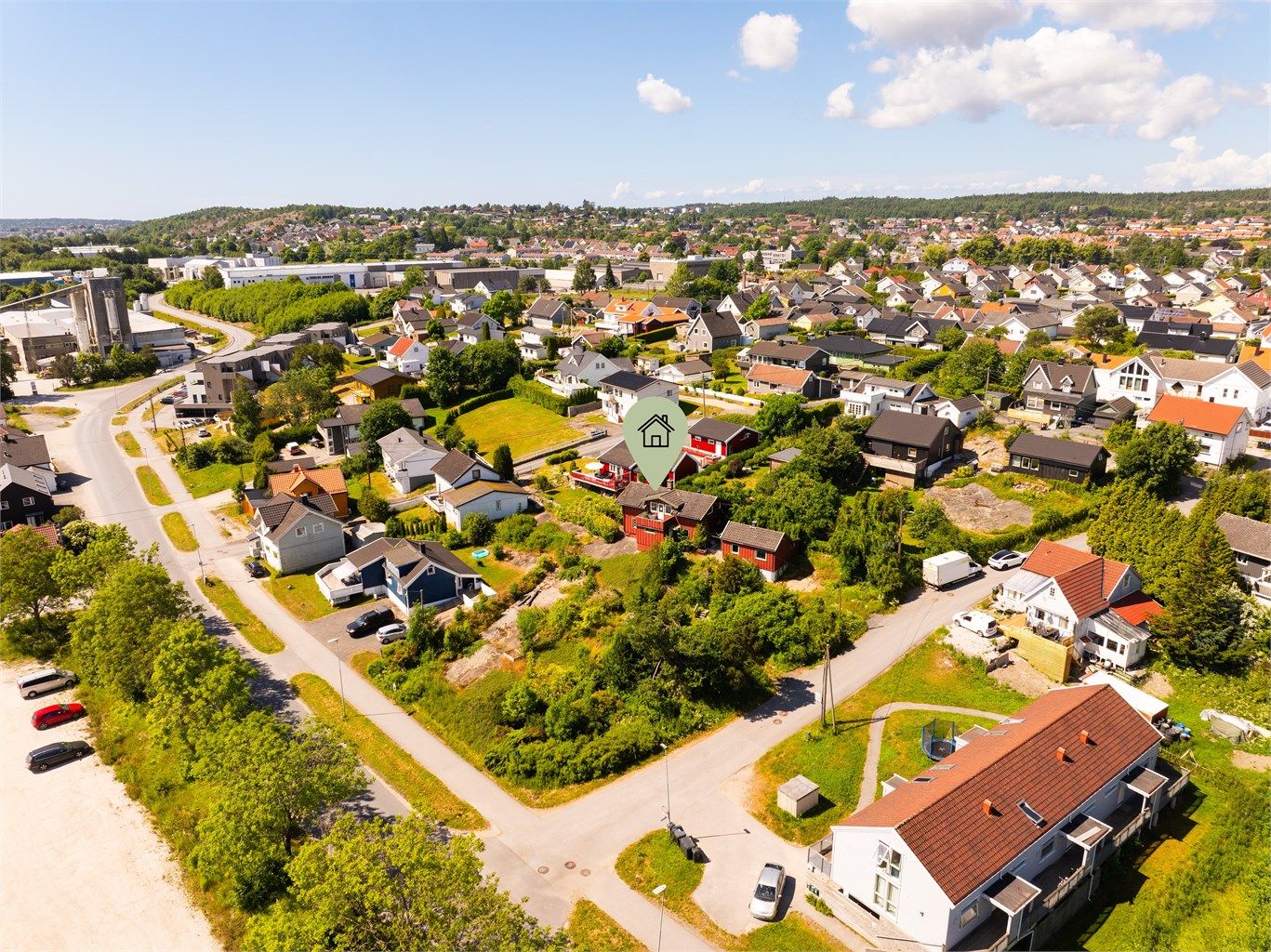 Huset ligger høyt på tomten, og eiendommen er solrik gjennom dagen.