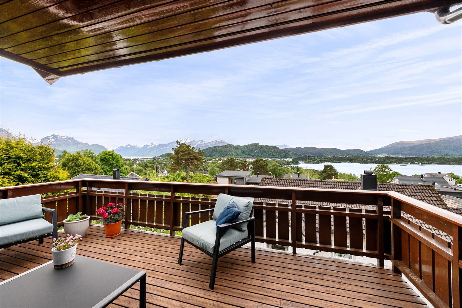 Nydelig utsikt fra terrassen så langt øye kan se. 
Terrassen er 21 kvm og vender mot syd og noe øst. 