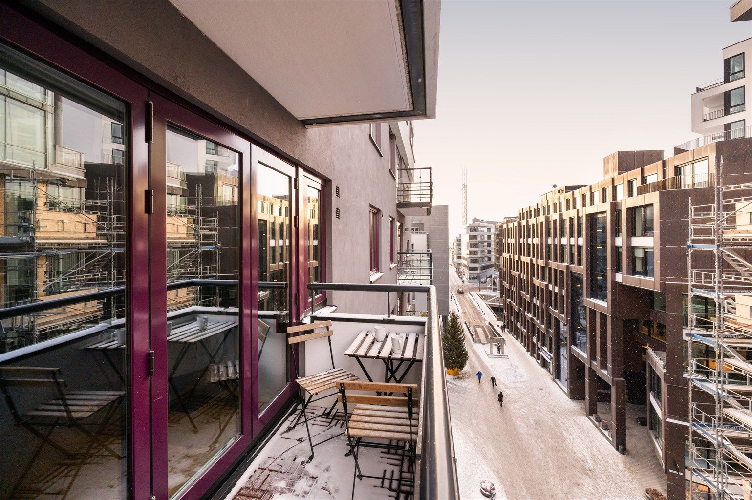 Leiligheten holder moderne standard og har både heis og vestvendt balkong