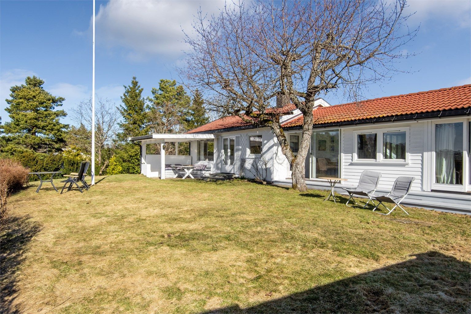 Her er det nydelig å tilbringe lange solrike dager ved sjøen og i den hyggelige hagen.