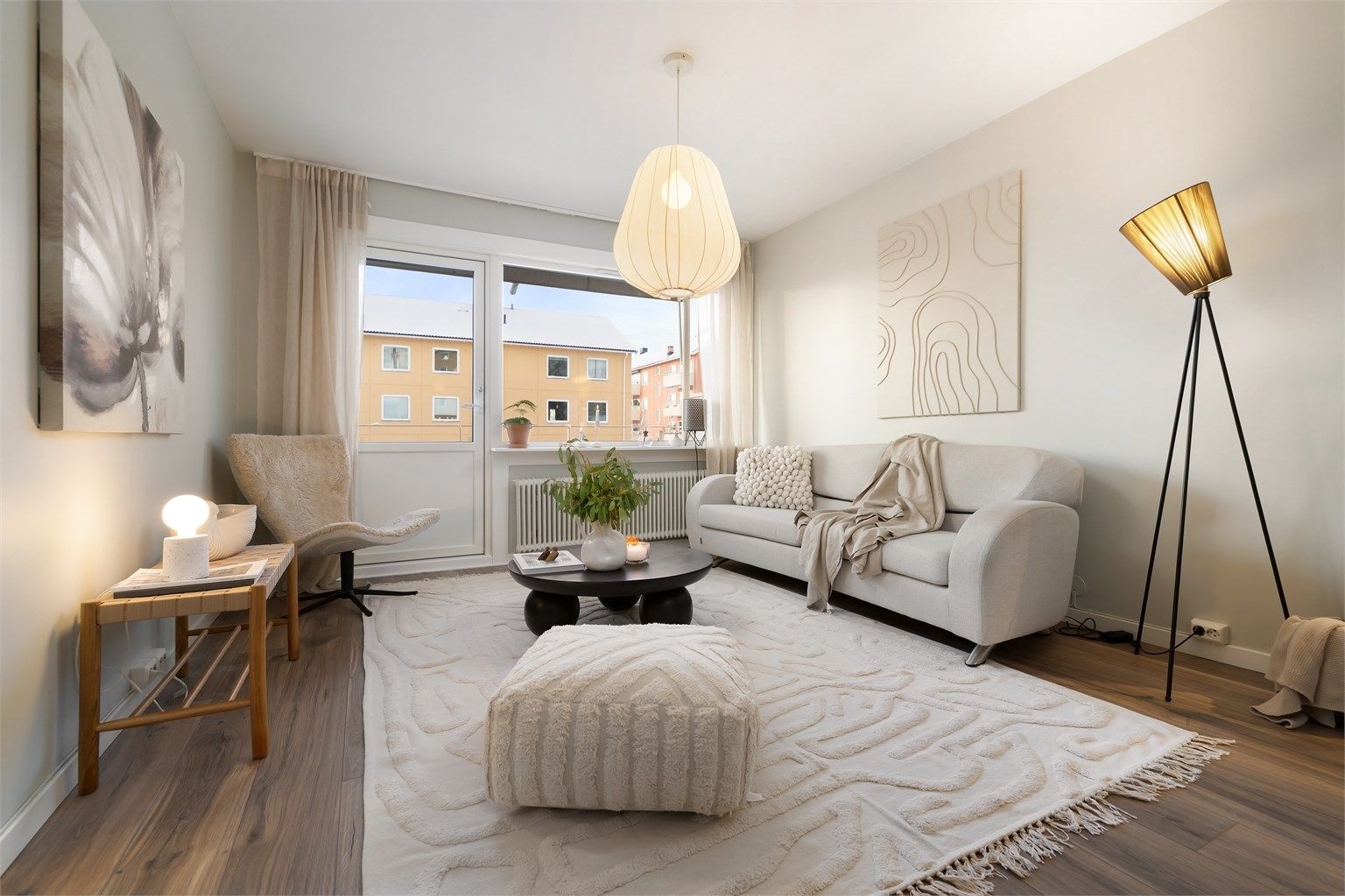 Leiligheten ligger i høy 1. etasje og er perfekt for både unge, barnefamilier eller eldre