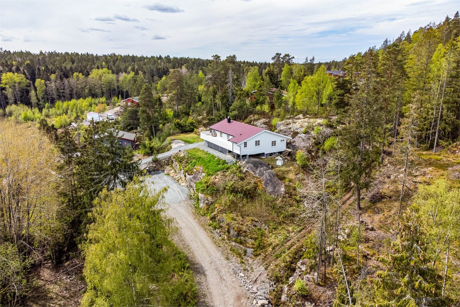 Hytta ble oppført i 1988 og er siden både tilbygget og påkostet i flere omganger frem til helt nylig.