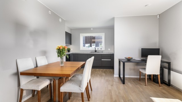 Åpen løsning slipper dagslys inn til stuen også via kjøkkenet. Stuens ca. 22 kvm. gjør det lett å finne plass til tradisjonelle sittegrupper som sofa og spisebord.