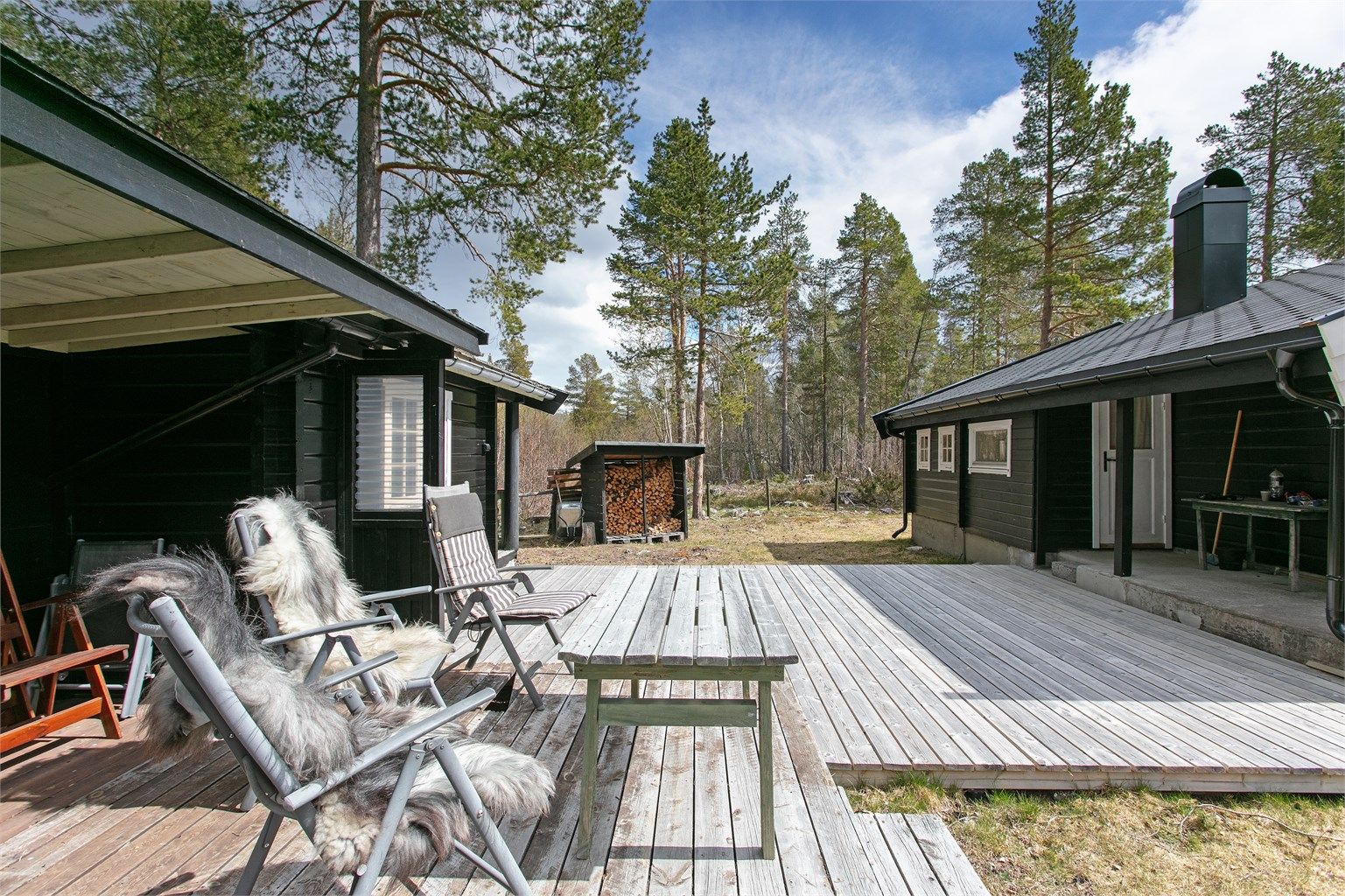 Stor og flat tomt som er delvis opparbeidet, for øvrig naturtomt.