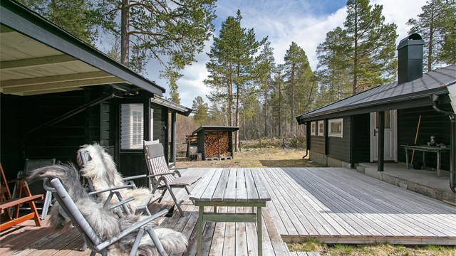 Stor og flat tomt som er delvis opparbeidet, for øvrig naturtomt.