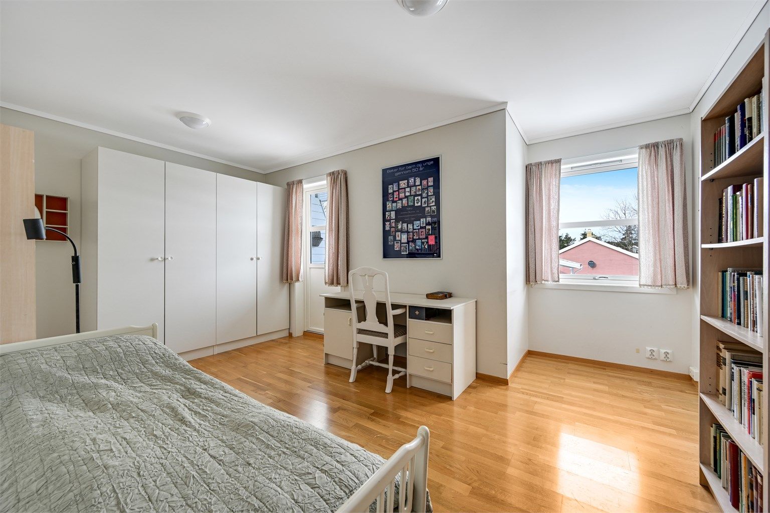 Romslig og lyst hovedsoverom med god plass til dobbeltseng og tilhørende møblement. 