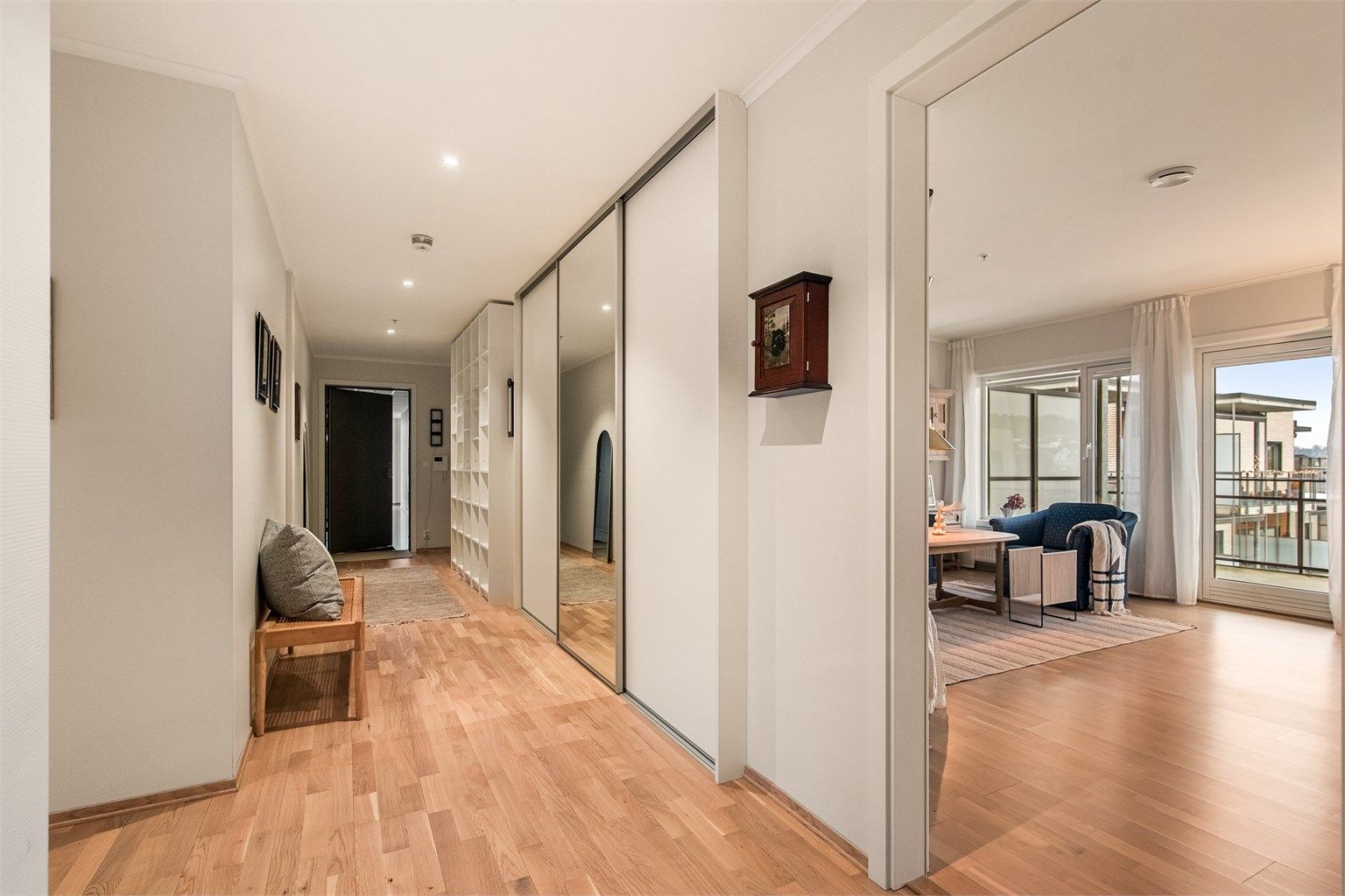 Her er god plass til henge/legge bort både sko og yttertøy! Porttelefon til hoveddøren