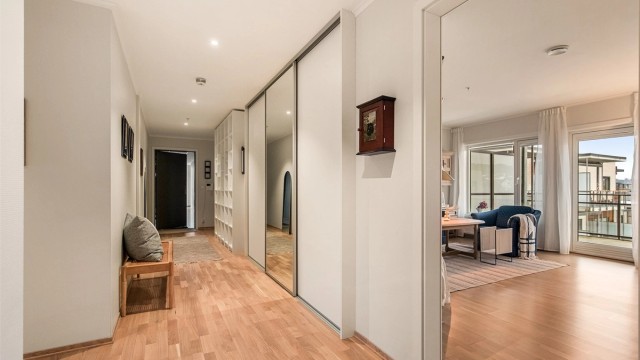 Her er god plass til henge/legge bort både sko og yttertøy! Porttelefon til hoveddøren