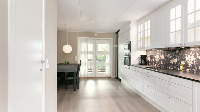 Kjøkkenet er innredet med profilerte fronter og benkeplate i heltre.