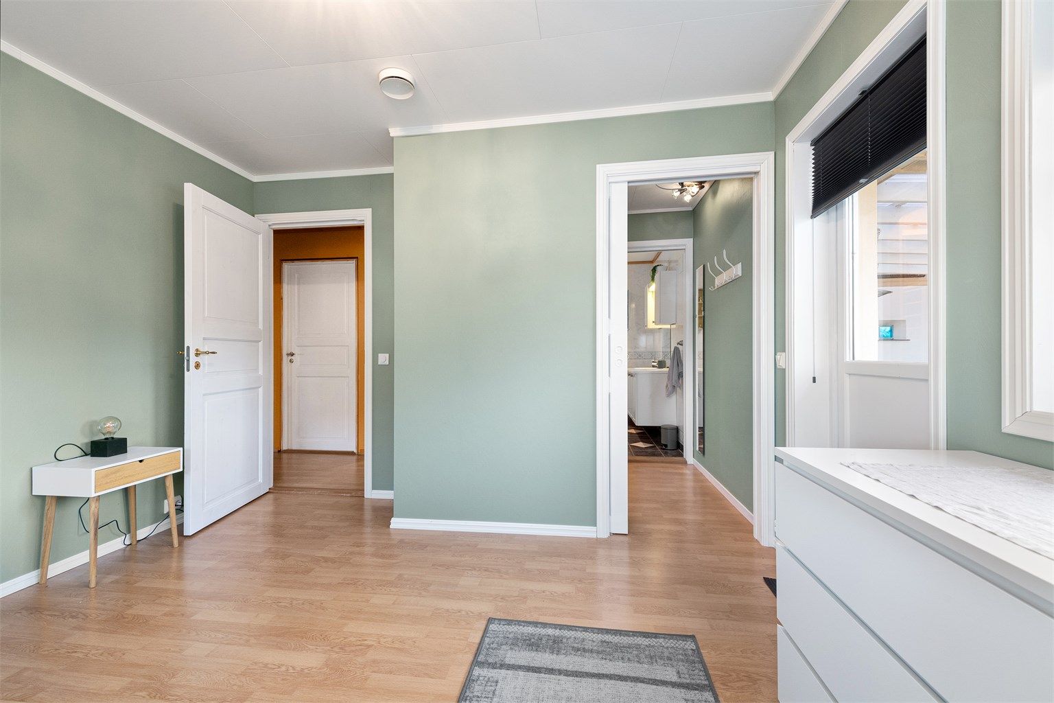 Fra soverom mot omkledningsrom og bad