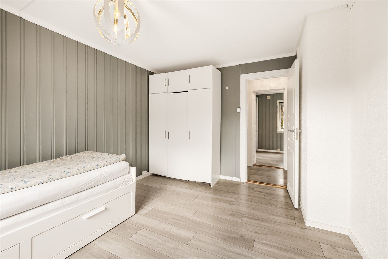 Det andre soverommet passer utmerket som barnerom, gjesterom eller kontor.