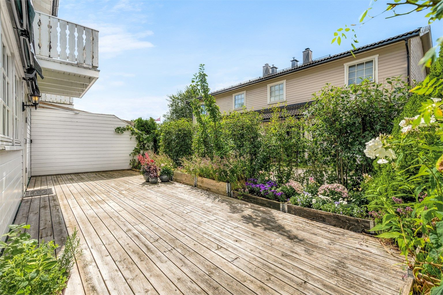 Terrassen er sør-vest vendt, noe som gjør at det er sol på uteområdet langt utover dagen