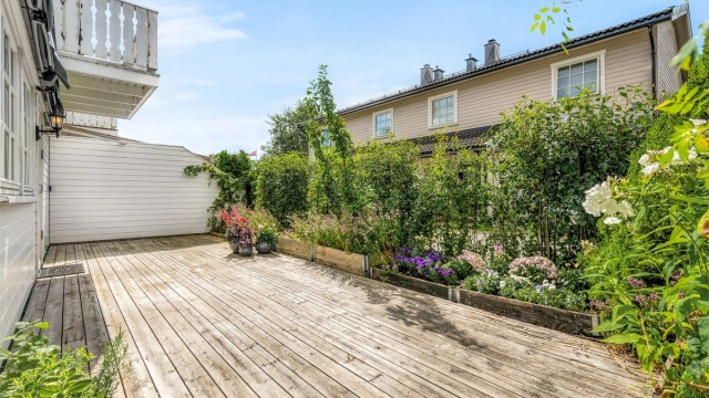 Terrassen er sør-vest vendt, noe som gjør at det er sol på uteområdet langt utover dagen