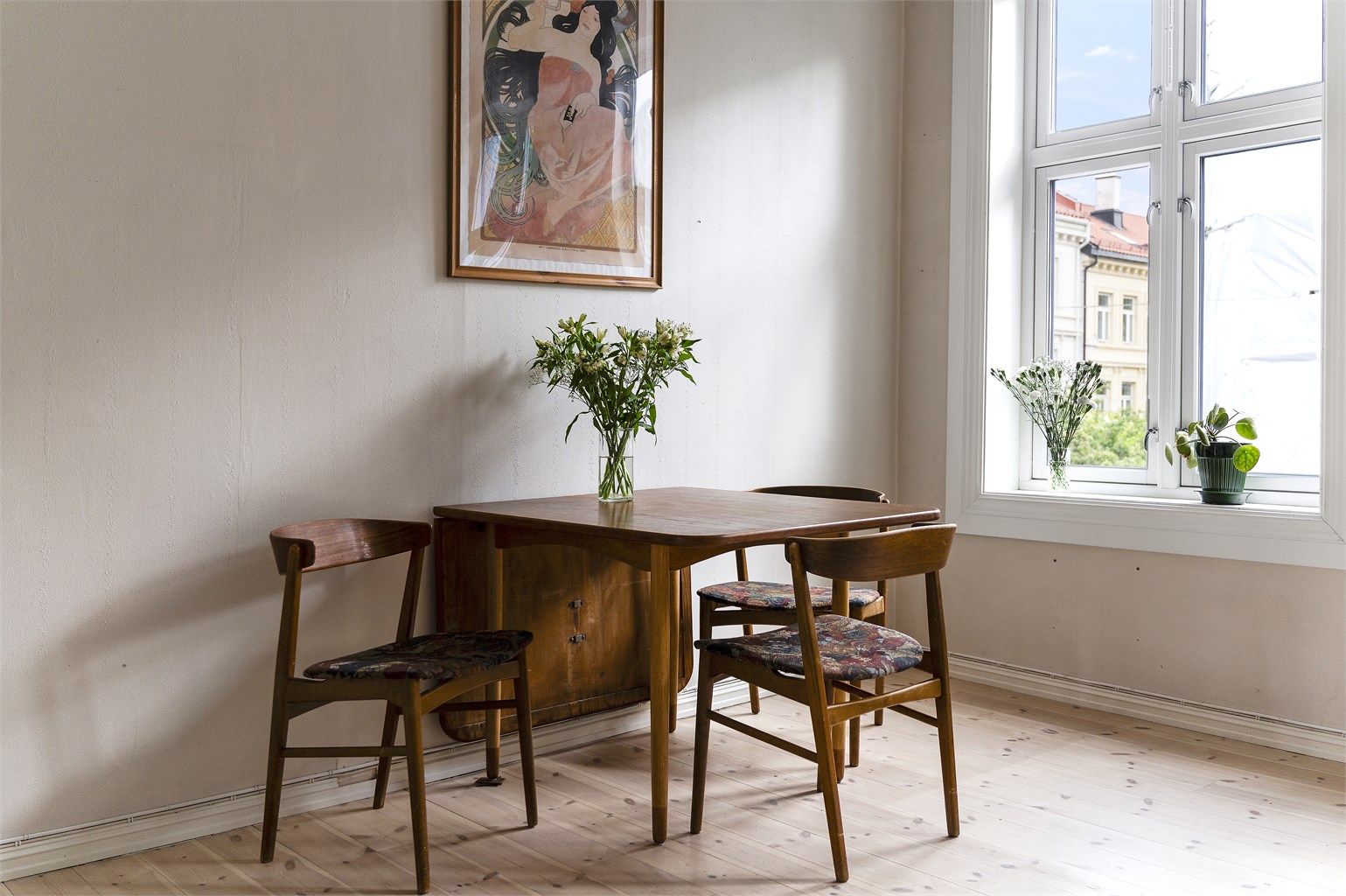 Her bor du sentralt og rolig til, med kort vei til store deler av Oslo, områdets parker, restauranter og kafeer, treningssentre, matbutikk, kollektivtrafikk m.m.