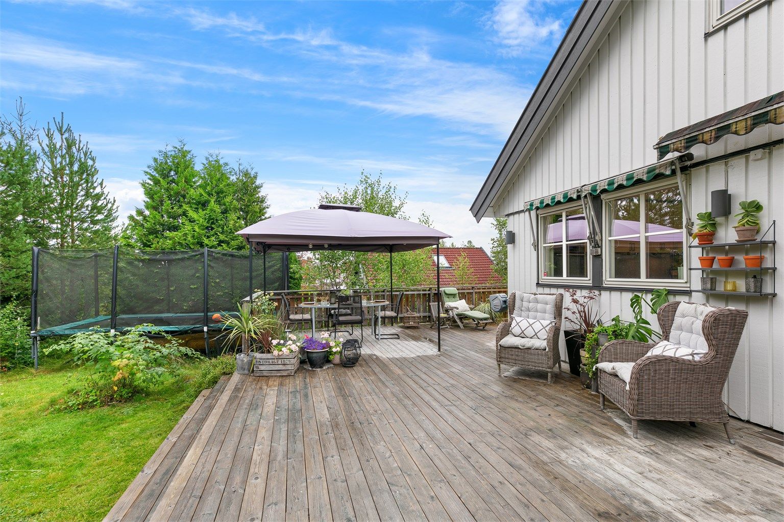 Solrik og skjermet hage med stor terrasse – her er det god plass til både spisegruppe og sofagruppe 