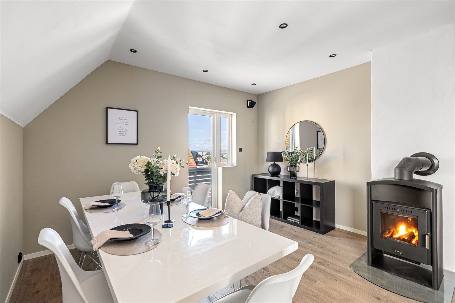 Leiligheten er betydelig oppusset de siste årene. Det er blant annet byttet rørsystem, elektrisk anlegg, samt pusset opp bad og kjøkken. 