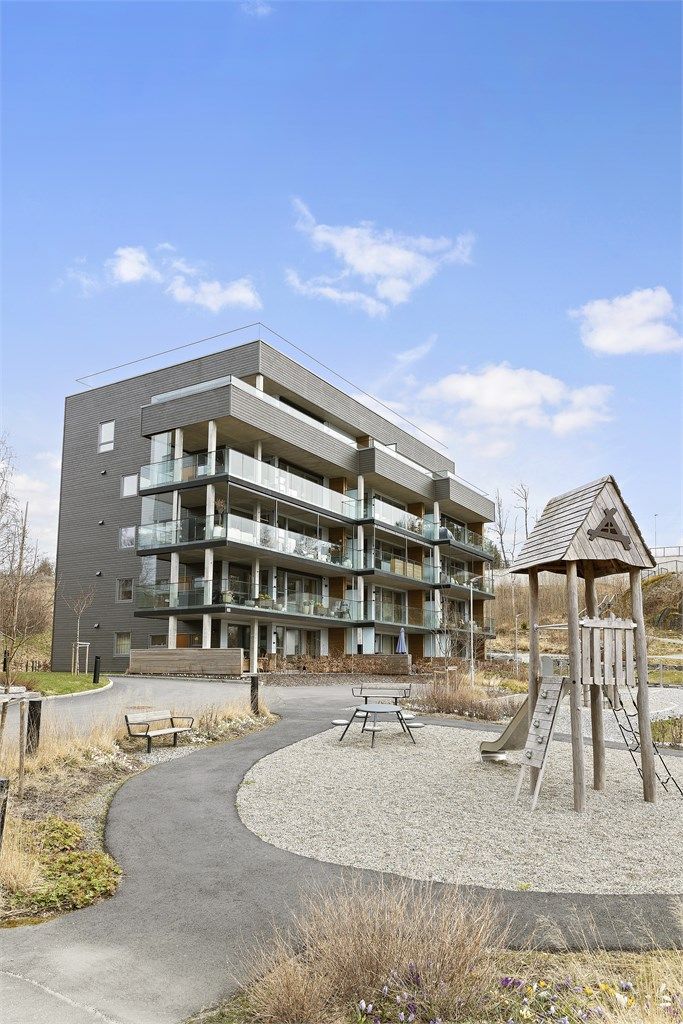 Det er en fin lekeplass rett utenfor leiligheten. 