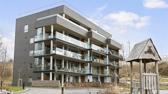 Det er en fin lekeplass rett utenfor leiligheten.