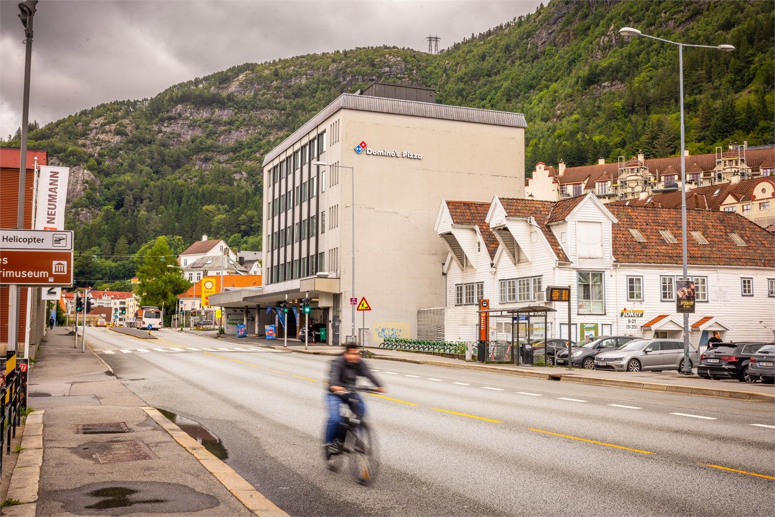 God offentlig kommunikasjon med bussholdeplass for linje 18 bare ett minutt unna.