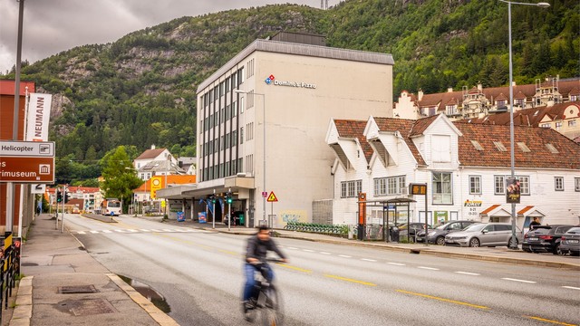 God offentlig kommunikasjon med bussholdeplass for linje 18 bare ett minutt unna.