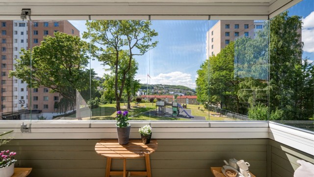 Balkongen byr på svært fin utsikt i rolige omgivelser.