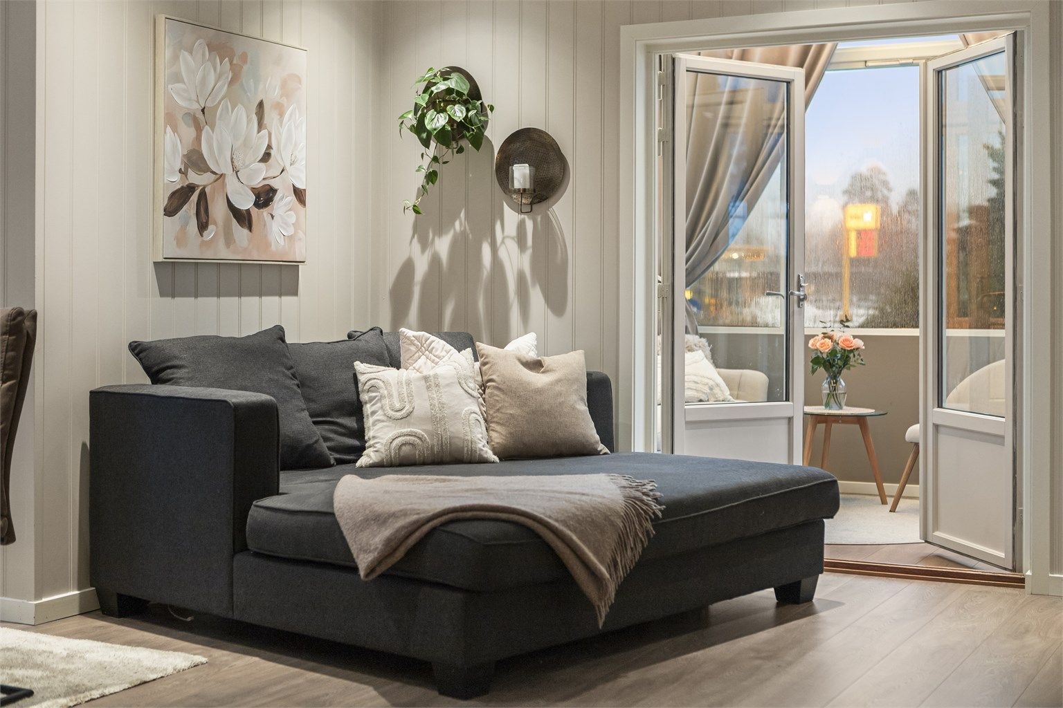 Stuen ligger med tilknytning til egen vinterstue.