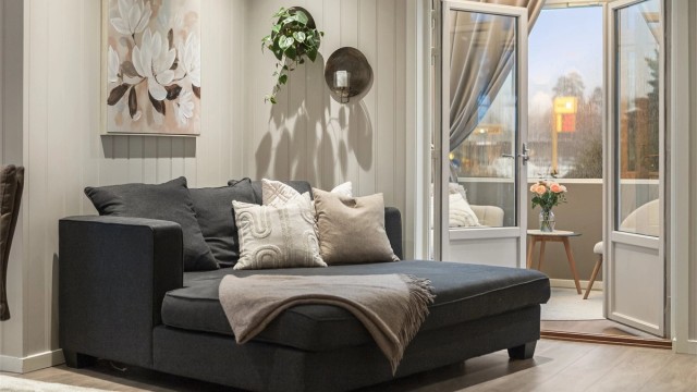 Stuen ligger med tilknytning til egen vinterstue.