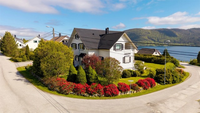 Velkommen til Dyrøyvegen 1 presentert av Eiendomsmegler/Partner Elisabeth Skjold