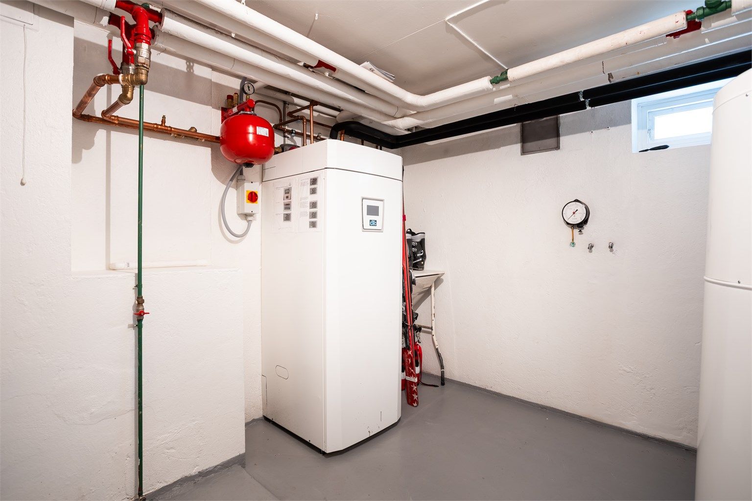 Teknisk rom i kjeller. Her er det varmtvannsbereder, hovedstoppekran og luft til vann varmesystem fra CTC som forsyner vannbåren varme til radiatorer og varmtvann - aggregat er plassert her. 