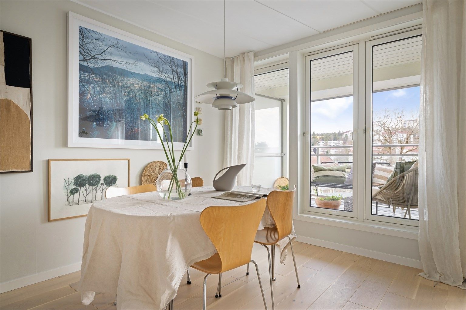 God plass til spisebord med plass til en stor familie eller mange gjester