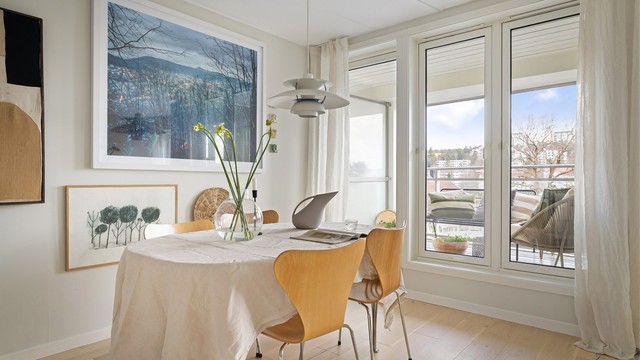 God plass til spisebord med plass til en stor familie eller mange gjester