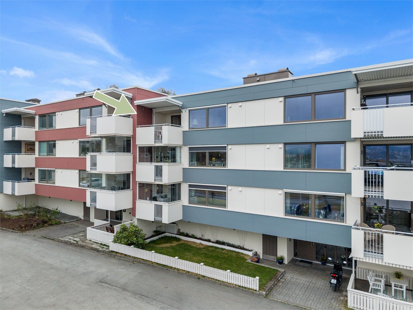 Leiligheten ligger sentralt i et barnevennlig og rolig område, omgitt av grøntarealer, lekeplasser, sittegrupper og kunstgressbane. Othilienborg borettslag er et populært og veldrevet borettslag, kjent for gode fellesområder og et trygt bomiljø.