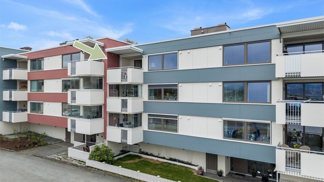 Leiligheten ligger sentralt i et barnevennlig og rolig område, omgitt av grøntarealer, lekeplasser, sittegrupper og kunstgressbane. Othilienborg borettslag er et populært og veldrevet borettslag, kjent for gode fellesområder og et trygt bomiljø.