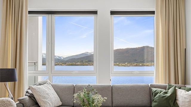 Utsikt mot fjorden og fjellene fra stuevinduene