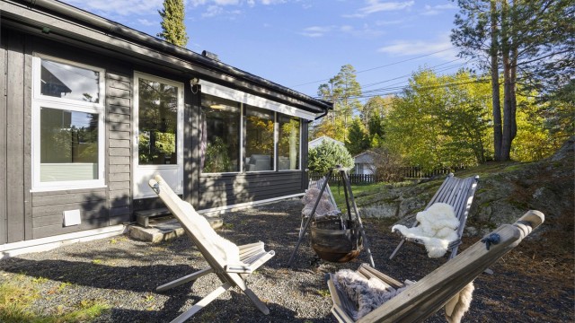 Opparbeidet uteplass i hagen med plass til bålpanne og sittegruppe. Elektrisk markise mot stue i hovedetasjen.