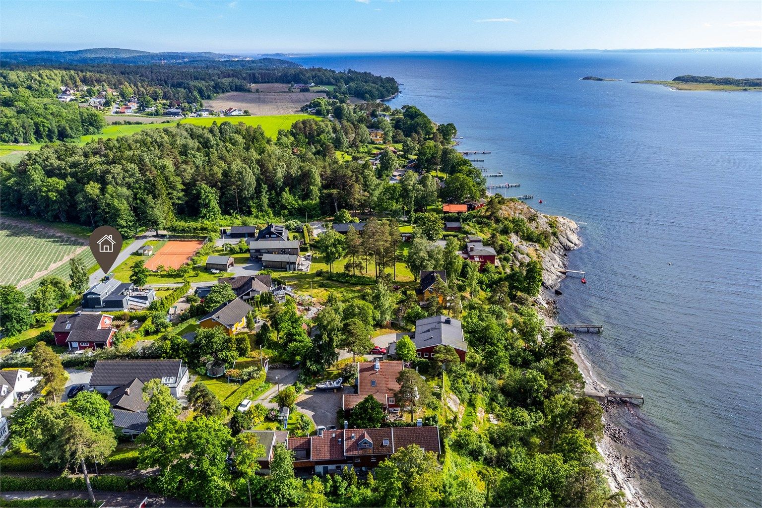 I rett luftlinje er det knappe 140 meter til vannkanten. Frodige skogholt og vakkert åkerlandskap setter sitt preg på omgivelsene.