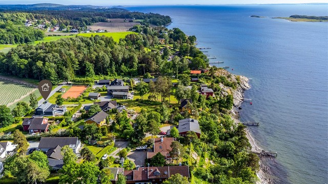 I rett luftlinje er det knappe 140 meter til vannkanten. Frodige skogholt og vakkert åkerlandskap setter sitt preg på omgivelsene.